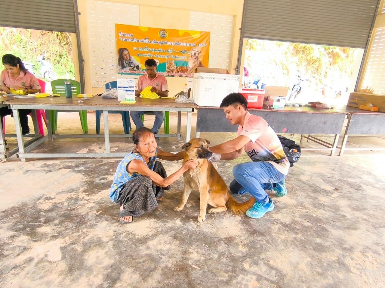 กิจกรรมลงพื้นที่เพื่อฉีดวัคซีนป้องกันโรคพิษสุนัขบ้า และแจกจ่ายวัคซีนป้องกันโรคพิษสุนัขบ้า