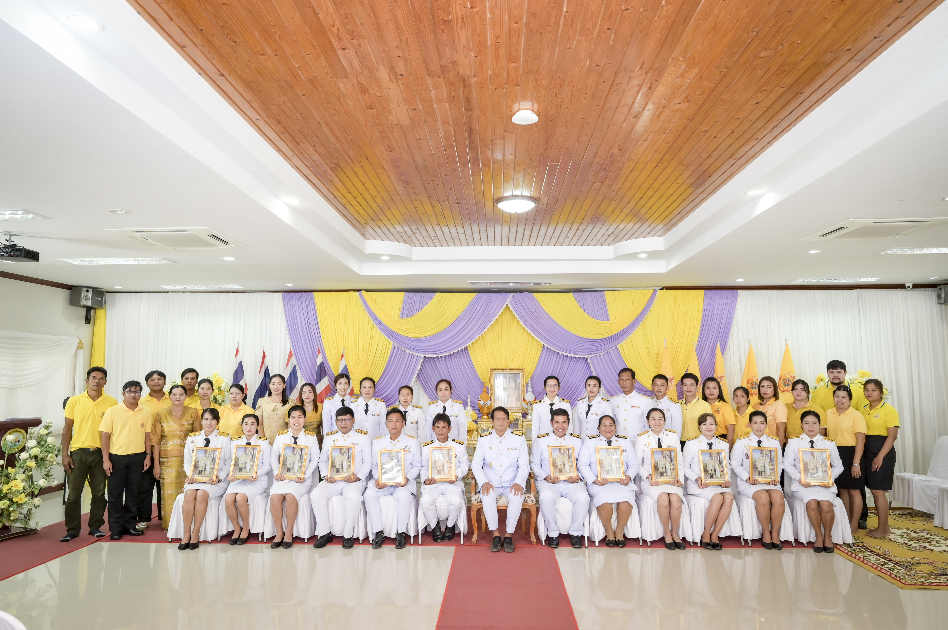 พิธีรับพระราชทานพระบรมฉายาลักษณ์ พระบาทสมเด็จพระเจ้าอยู่หัว ที่ฉายกับสมเด็จพระนางเจ้าฯ พระบรมราชินี องค์การบริหารส่วนตำบลลำเลียง