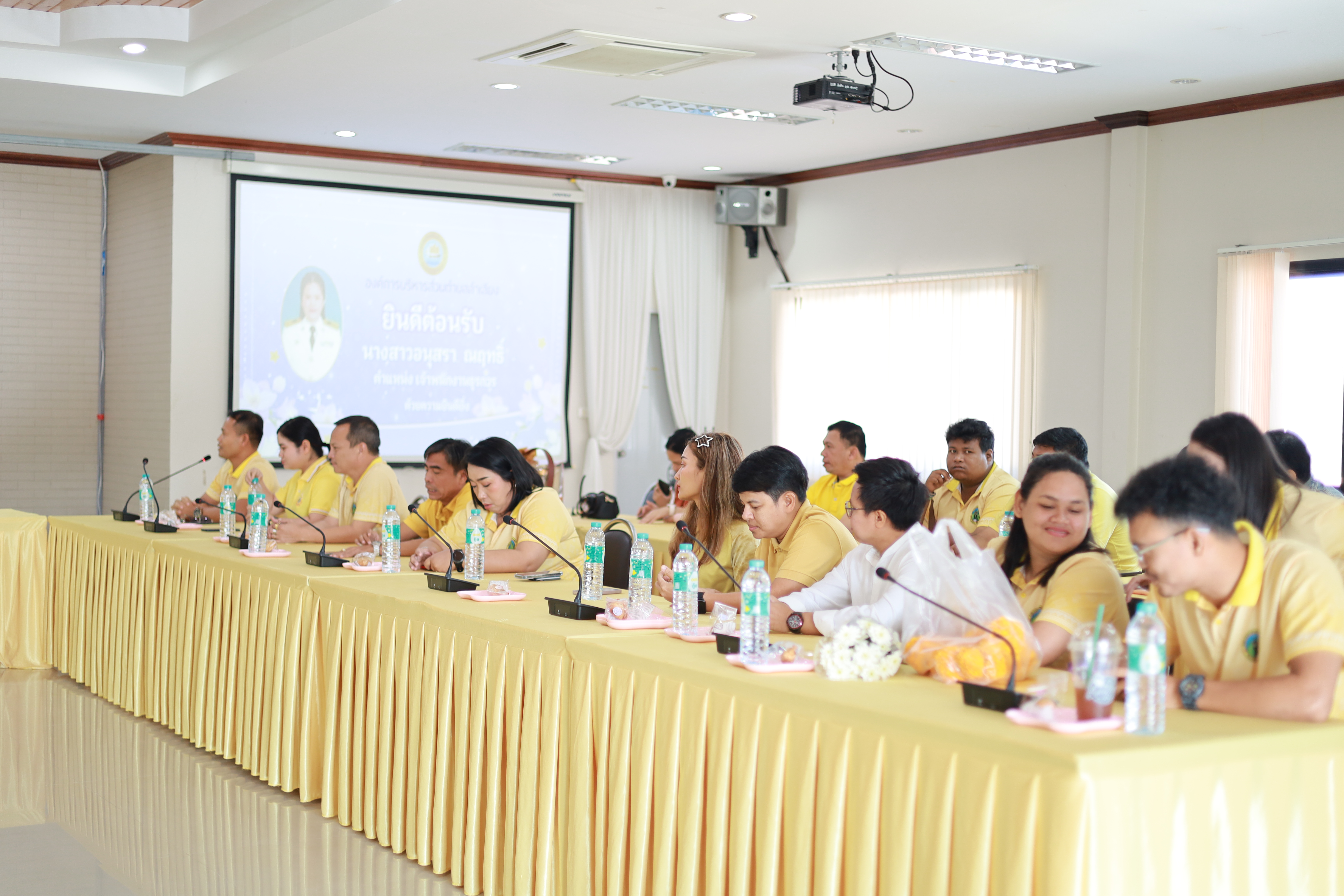 ร่วมให้การต้อนรับนางสาวอนุสรา ณฤทธิ์ ตำแหน่ง เจ้าพนักงานธุรการ