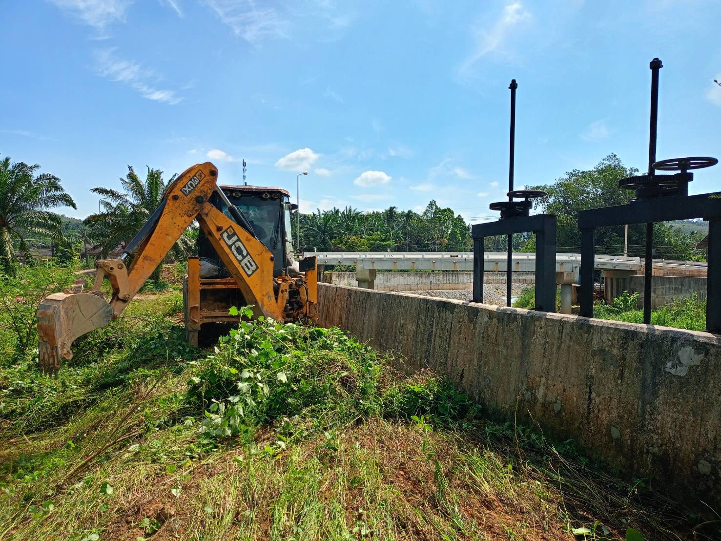 เจ้าหน้าที่องค์การบริหารส่วนตำบลลำเลียงออกปฏิบัติหน้าที่ เพื่อบรรเทาความเดือดร้อนของประชาชนในพื้นที่