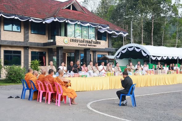 กิจกรรมทำบุญตักบาตรเพื่อความเป็นสิริมงคล