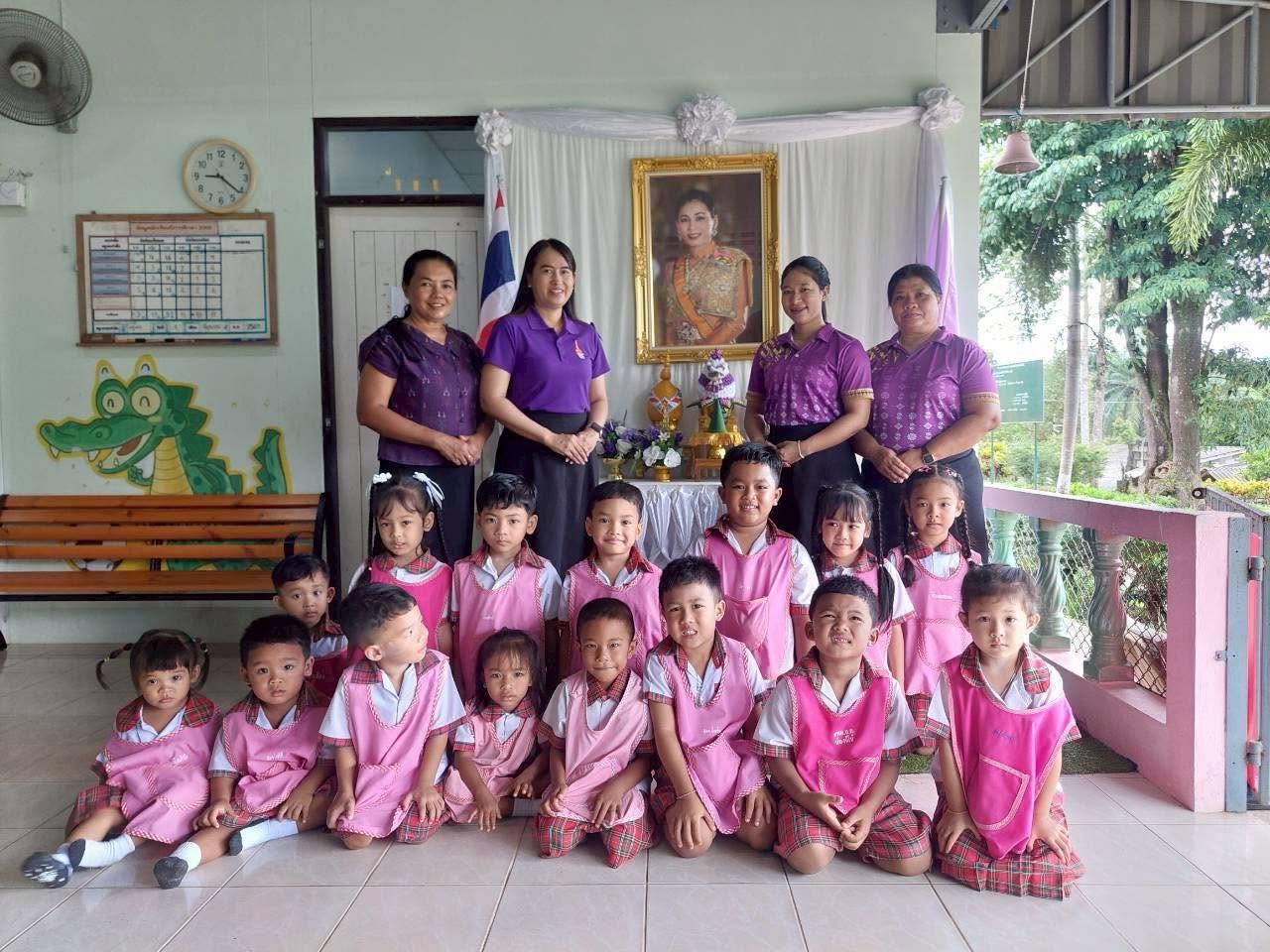 ศูนย์พัฒนาเด็กเล็กบ้านลำเลียง จัดกิจกรรมร่วมแสดงความจงรักภักดี ลงนามถวายพระพร และจัดตั้งโต๊ะหมู่ประดิษฐาน พระฉายาลักษณ์สมเด็จพระนางเจ้าฯ พระบรมราชินี พร้อมเครื่องราชสักการะ ระดับธงชาติไทยคู่กับธงอักษรพระนามาภิไธย ส.ท.