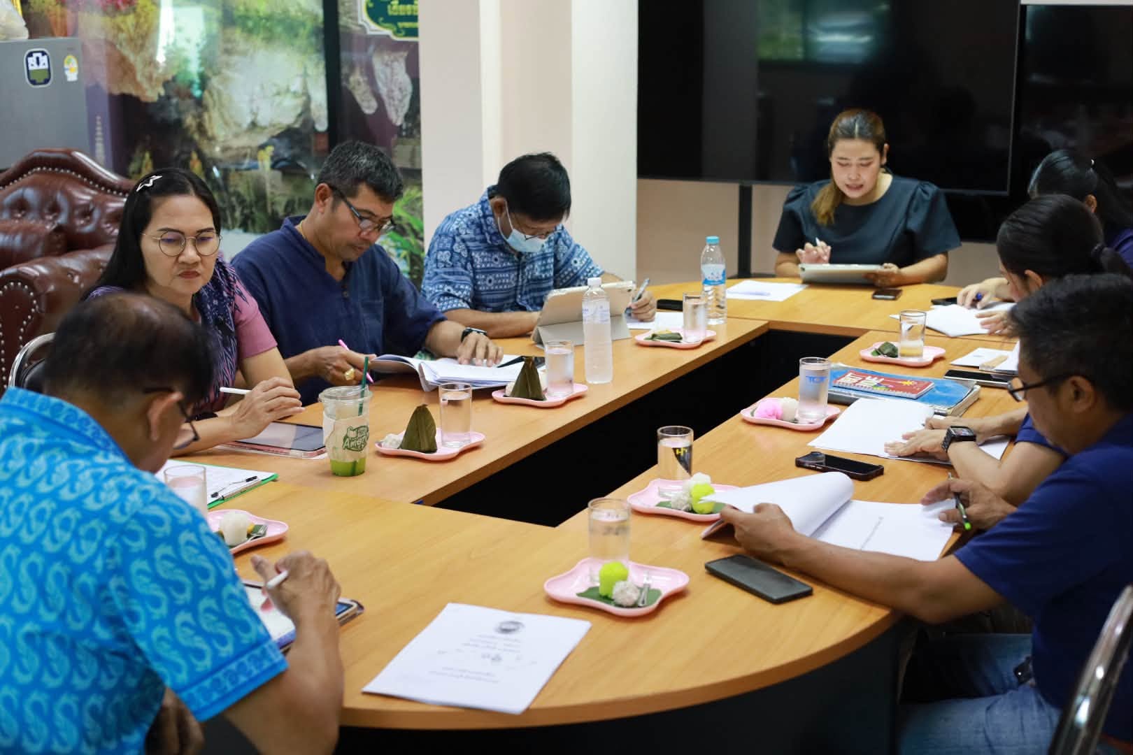 หัวหน้าส่วนราชการ พนักงานเทศบาล เจ้าหน้าที่ที่เกี่ยวข้องเข้าร่วมประชุมคณะกรรมการสนับสนุนการจัดทำแผนพัฒนาท้องถิ่นเทศบาลตำบลลำเลียงครั้งที่ 1/2569 เพื่อพิจารณาจัดทำร่างแผนพัฒนาท้องถิ่น (พ.ศ.2566-2570) เพิ่มเติมครั้งที่ 1/2569