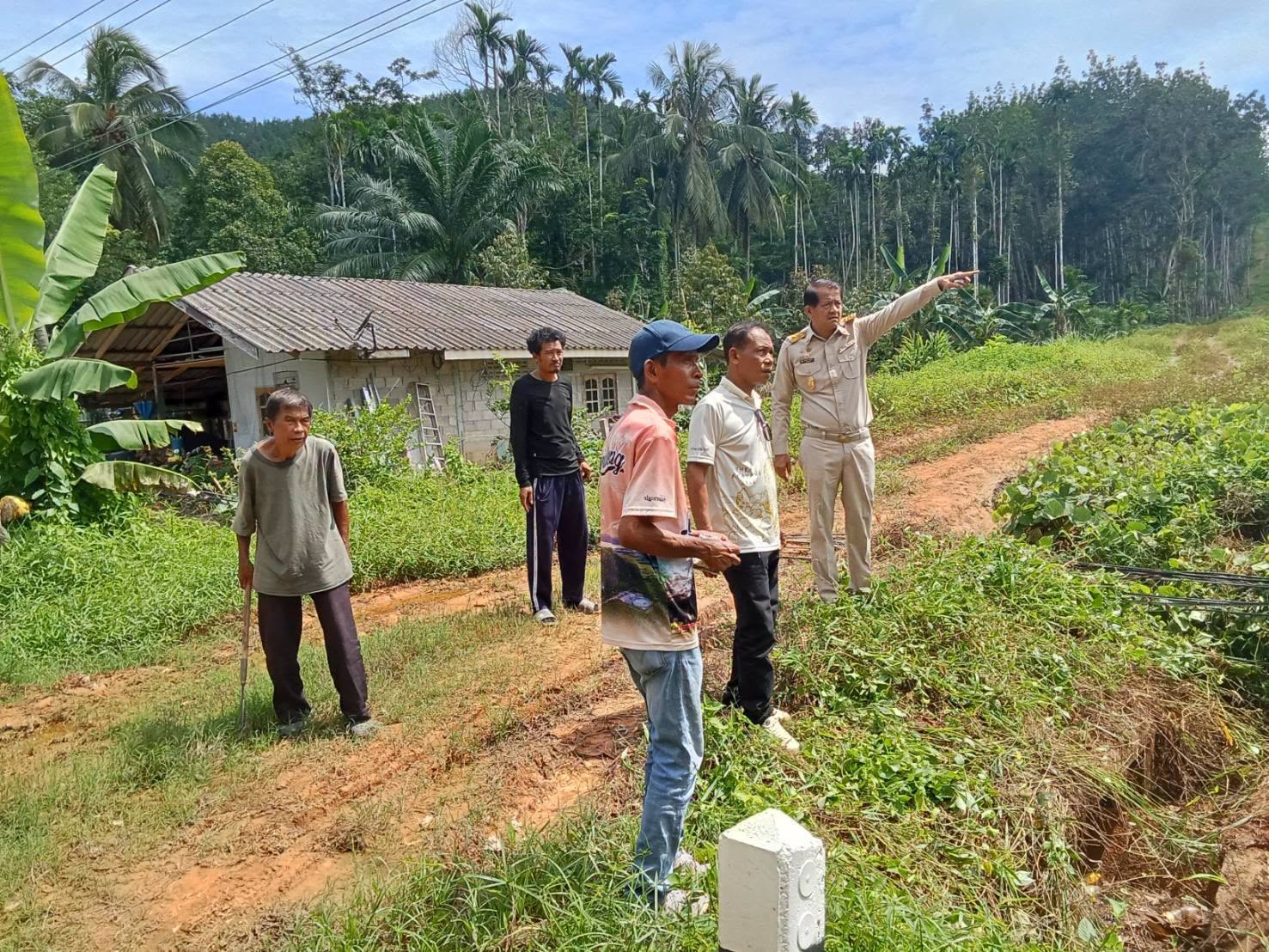 📢นายเธียรชัย สายน้ำใส นายกเทศมนตรีตำบลลำเลียง พร้อมด้วย นายศรัณย์ จันทร์หับปะ ที่ปรึกษานายกเทศมนตรีฯ นายธะนุ ชูโลหะ สมาชิกสภาเทศบาล เขต 1 และเจ้าหน้าที่ผู้เกี่ยวข้อง ลงพื้นที่ตรวจติดตามการนำเครื่องจักรเข้าปฏิบัติงาน เพื่อเร่งบรรเทาและแก้ไขปัญหาความเดือดร้อนให้กับพี่น้องประชาชนในพื้นที่อย่างทันท่วงที📢