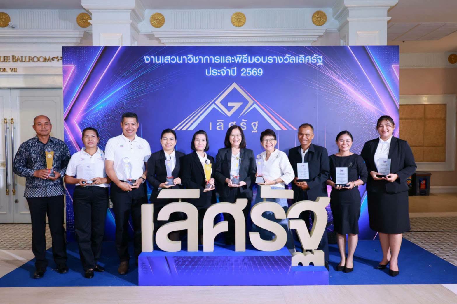 📢เทศบาลตำบลลำเลียง ขอแสดงความยินดีอย่างยิ่งแก่ นายสุริยา ศิริวงษ์ รองนายกเทศมนตรีตำบลลำเลียง ประธานวิสาหกิจชุมชนกลุ่มมังคุดหวานเพื่อส่งออกลำเลียง จังหวัดระนอง ในโอกาสได้รับ รางวัลเลิศรัฐ ประจำปี 2569 สาขาการบริหารราชการแบบมีส่วนร่วม ประเภทผู้นำหุ้นส่วนความร่วมมือ (Engaged Citizen) จัดโดยสำนักงานคณะกรรมการพัฒนาระบบราชการ (ก.พ.ร.)📢